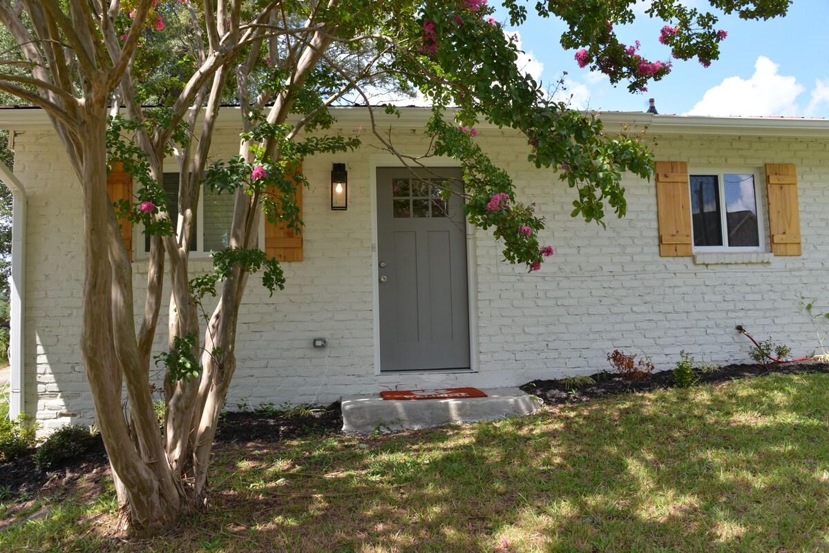 Pet friendly home 1mi from downtown GVL