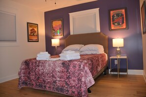 2 bedrooms, iron/ironing board, travel cot, free WiFi - Pet friendly home 1mi from downtown GVL (Greenville)