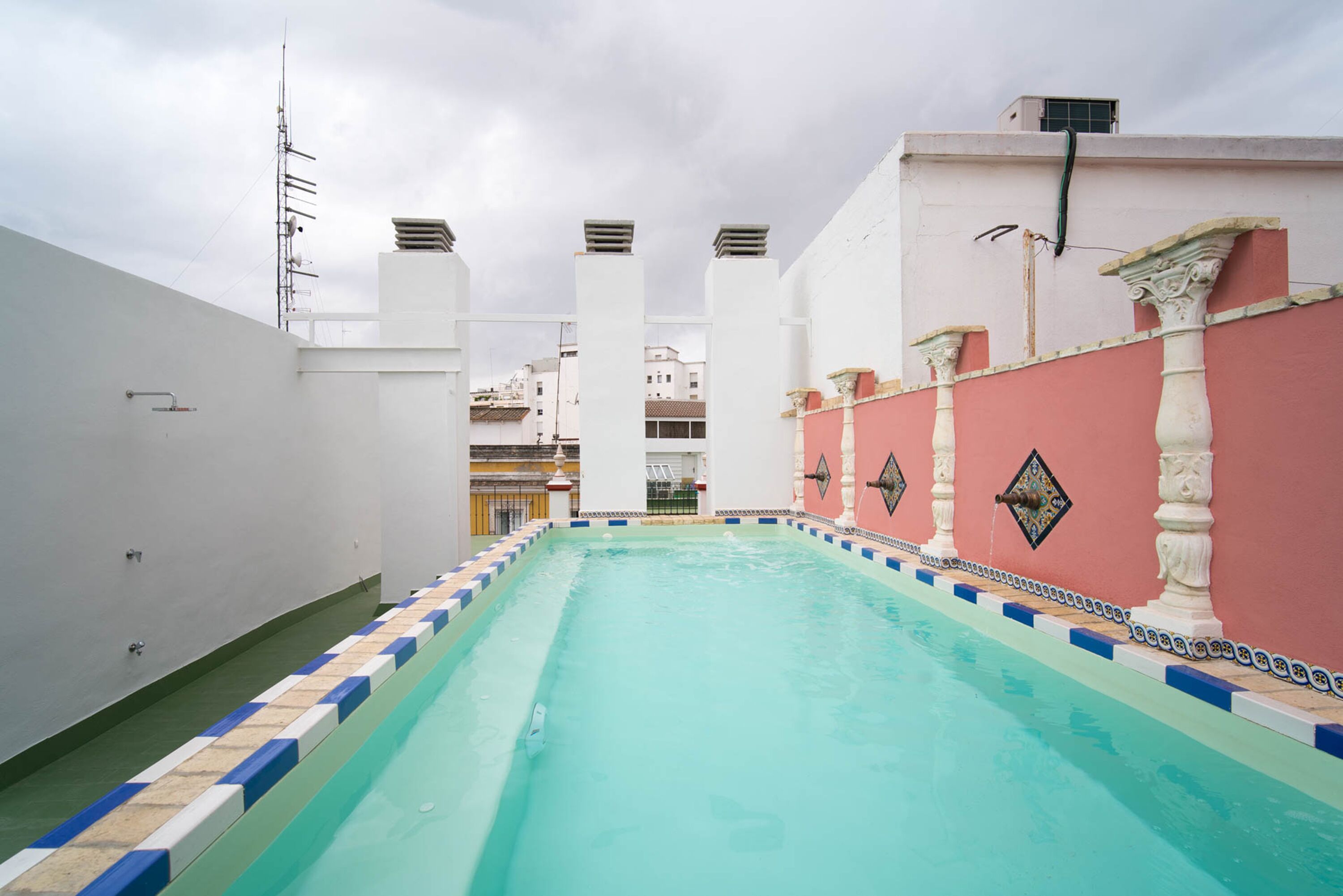 Ein Pool auf dem Dach mit Blick auf die umliegenden Gebäude.