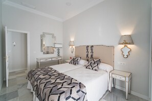 Standard Apartment, 2 Twin Beds | Seprai premium, selimut bulu angsa, busa memori, dan meja kerja