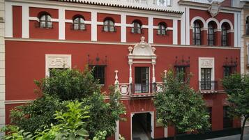 Vista frontal de la propiedad