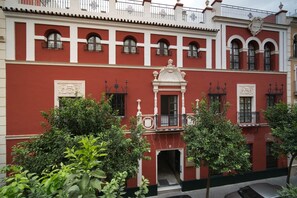 Front of property - Apartamentos Abreu Suites (Seville)
