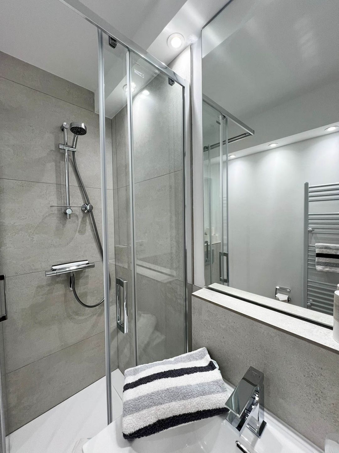 Een douche, een haardroger, handdoeken