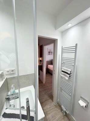 Shower, hair dryer, towels