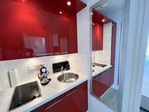 Kühlschrank, Herdplatte, Wasserkocher mit Kaffee-/Teezubehör