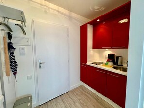 Fridge, stovetop, coffee/tea maker, electric kettle