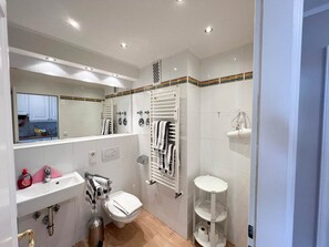 シャワー、ヘアドライヤー、タオル