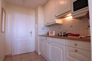 冷蔵庫、電子レンジ、コンロ、食器洗い機