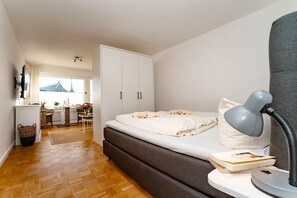 Unclassified image, 4 of 20, button