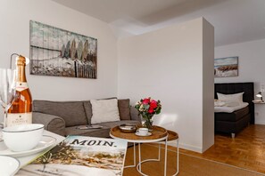 TV - Musical - centrally located in Westerland, directly opposite the legendary "Café Wien", (Sylt)