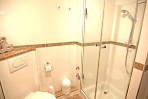 Sèche-cheveux, serviettes fournies