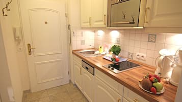 Fridge, microwave, stovetop, dishwasher