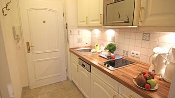 KĂŒhlschrank, Mikrowelle, Herdplatte, GeschirrspĂŒler