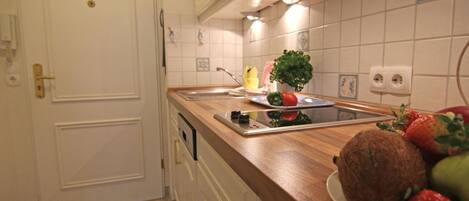 Frigorifero, microonde, piano cottura, lavastoviglie