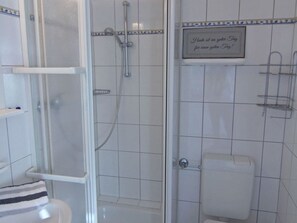 Shower, hair dryer, towels - Kiekerwai - single apartment, uncomplicated, focused, with its own style. (Sylt)