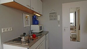 Kaffetrakter/tekoker, kjøleskap, mikrobølgeovn og kokeplater