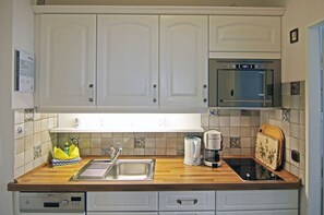 Kühlschrank, Mikrowelle, Herdplatte, Geschirrspüler