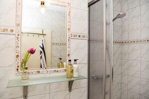 Dusche, Haartrockner, Handtücher