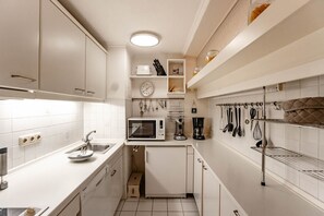 Fridge, microwave, stovetop, dishwasher - Di Wiis - From here it's a short walk to really everything Westerland has to offer. (Sylt)