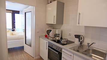 Frigorifero, microonde, forno, piano cottura