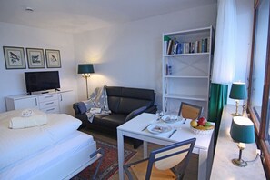 Unclassified image, 4 of 13, button