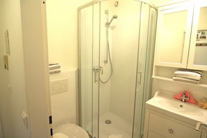 Shower, towels - Freya - Enjoy your vacation close to the beach and the city center (Sylt)