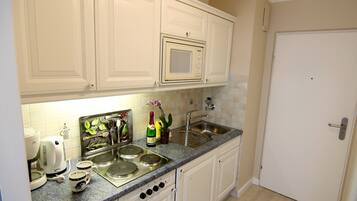 JÀÀkaappi, mikroaaltouuni, liesi, kahvin-/teenkeitin