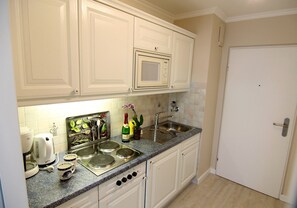 Kühlschrank, Mikrowelle, Herdplatte, Wasserkocher mit Kaffee-/Teezubehör