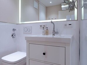 Unclassified image, 4 of 22, button