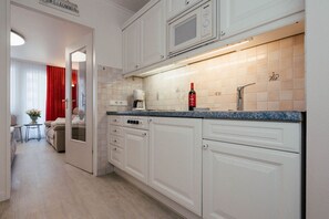 Kühlschrank, Mikrowelle, Herdplatte, Wasserkocher mit Kaffee-/Teezubehör