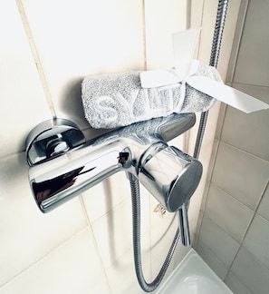 Dusche, Haartrockner, Handtücher, Seife