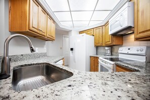 Condo, várias camas, sacada, vista para o oceano | Cozinha privada | Geladeira, micro-ondas, fogão, cooktop
