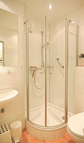 Douche, sèche-cheveux, serviettes fournies, savon