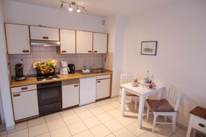 Fridge, oven, stovetop, dishwasher