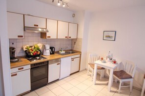 Fridge, oven, stovetop, dishwasher