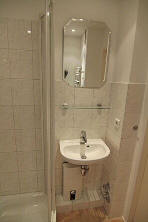 Douche, sèche-cheveux, serviettes fournies