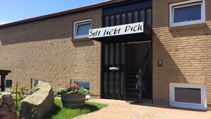 Un edificio con un letrero que dice 'Südt Liebt Dich' y el número '18' en la pared.
