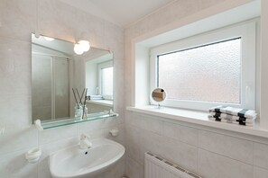 Dusche, Haartrockner, Handtücher