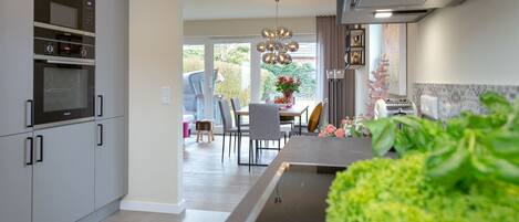 Køleskab, mikrobølgeovn, ovn, kogeplade