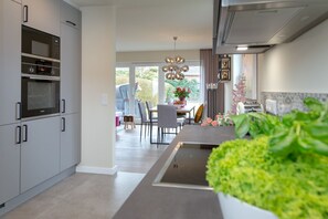 Fridge, microwave, oven, stovetop - Family Hüs - space for 4 people who value peace, comfort and privacy. (Sylt)