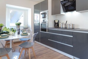 Réfrigérateur, four à micro-ondes, un four, surface de cuisson