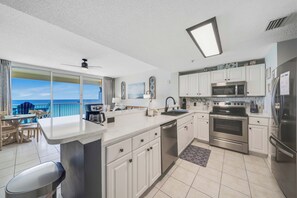 Fridge, microwave, oven, stovetop - FREE Golf&Perks! Majestic Tower 1-706, 5 Pools, 3 Hot Tubs, Theater & Tennis! (Panama City Beach)