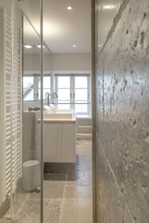 Dusche, Haartrockner, Handtücher, Seife