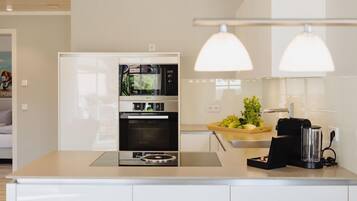 Kühlschrank, Mikrowelle, Ofen, Herdplatte