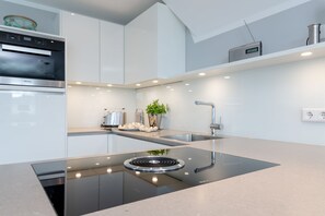 Frigorífico, horno, placa de cocina y lavavajillas