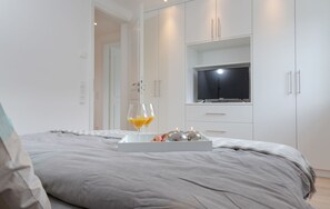 2 quartos, cofres nos quartos, ferros/tábuas de passar roupa, Wi-Fi