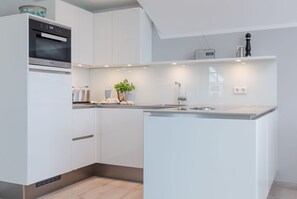 Fridge, oven, stovetop, dishwasher