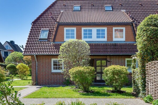 Unclassified image, 1 of 22, button