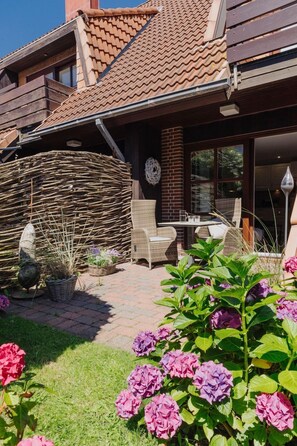 Unclassified image, 2 of 22, button