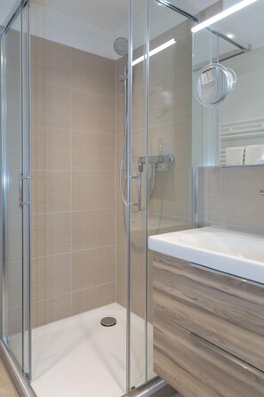 Douche, sĂšche-cheveux, serviettes fournies, savon